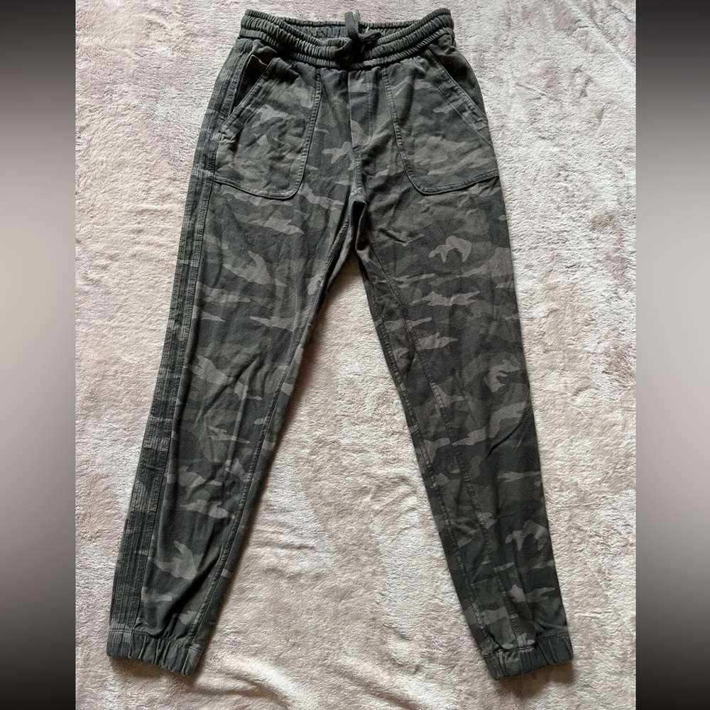 ATHLETA Farallon Jogger Sweatpants Pants Womens Camo Green Size 0